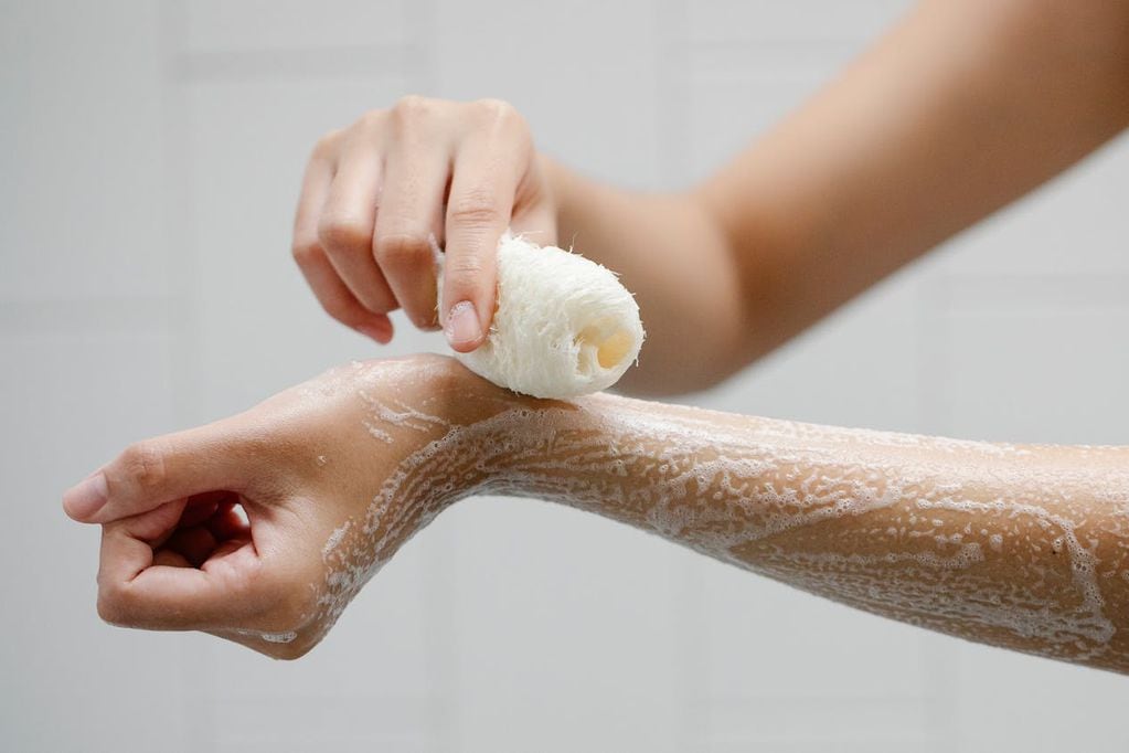 ¿Es bueno usar esponja de baño en la ducha?