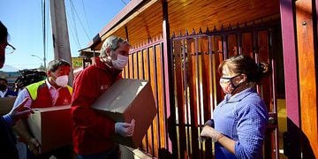 Ministros y autoridades reparten cajas de ayuda en Independencia