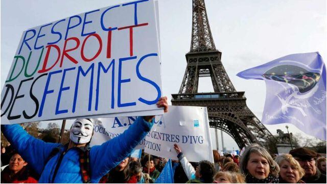 Francia se transforma en el primer país en incluir el aborto en su Constitución