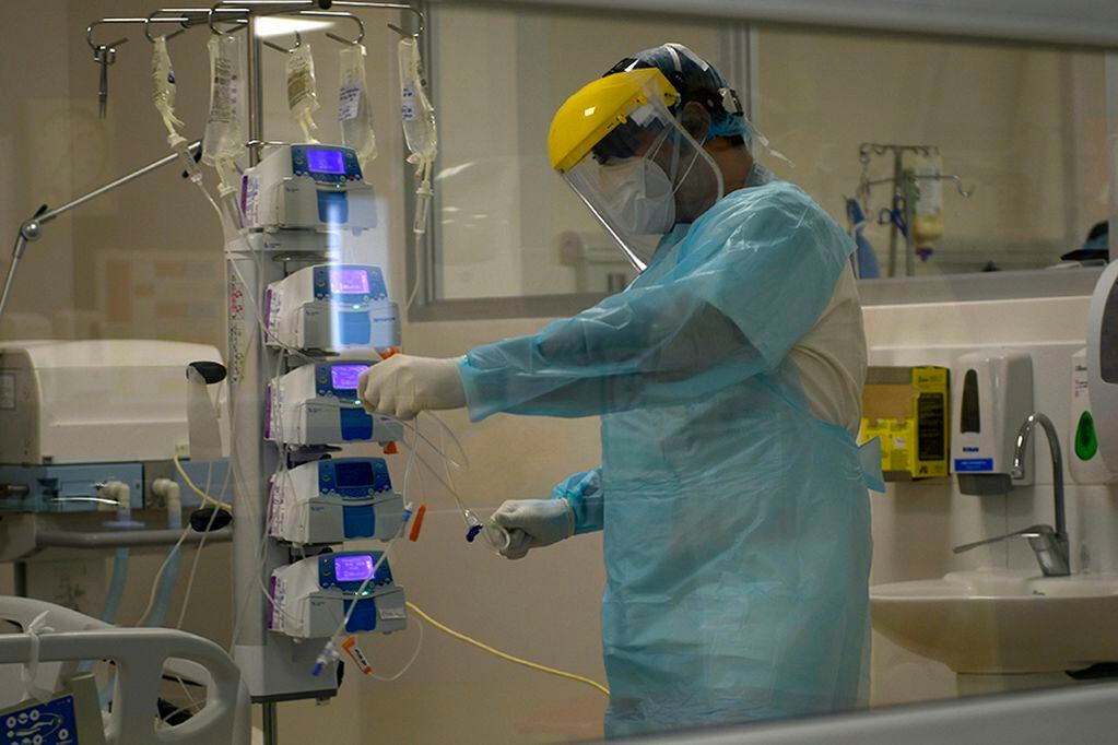 29 MARZO 2020 / IQUIQUE
Un funcionario de salud revisa equipo en una habitaci—n en la que est‡ un paciente contagiado por Covid 19.
FOTO: CRISTIAN VIVERO BOORNES/AGENCIAUNO