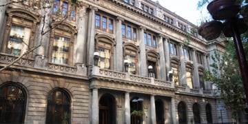 “Hay que impulsar el país”: Casa matriz de Banco de Chile se queda en Santiago Centro