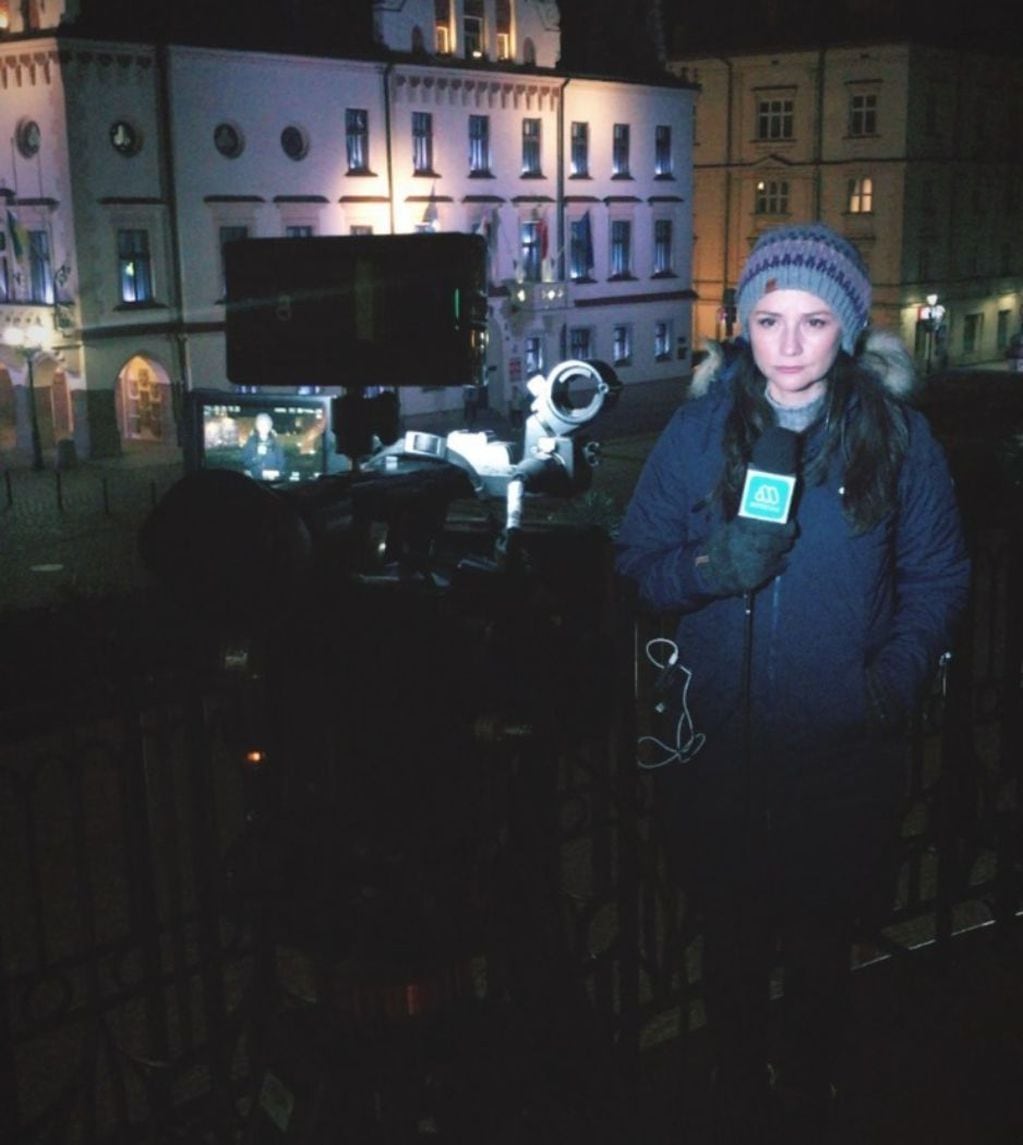 Andrea Arístegui frente a la cámara en el frío europeo.
