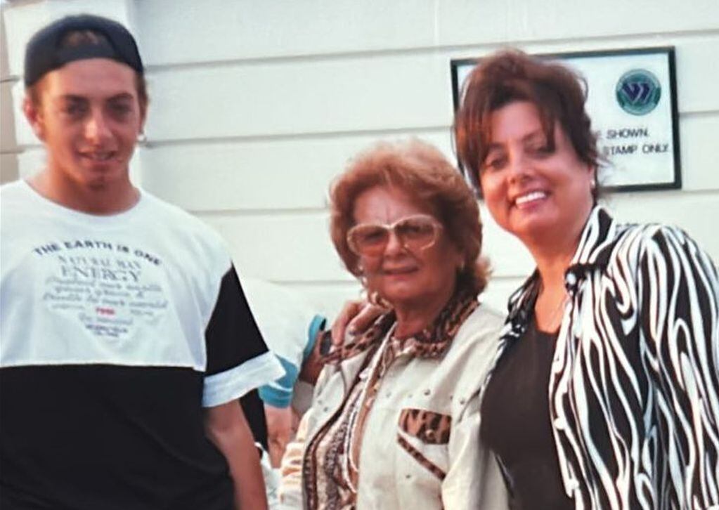Nico Massú, su abuela y su mamá.