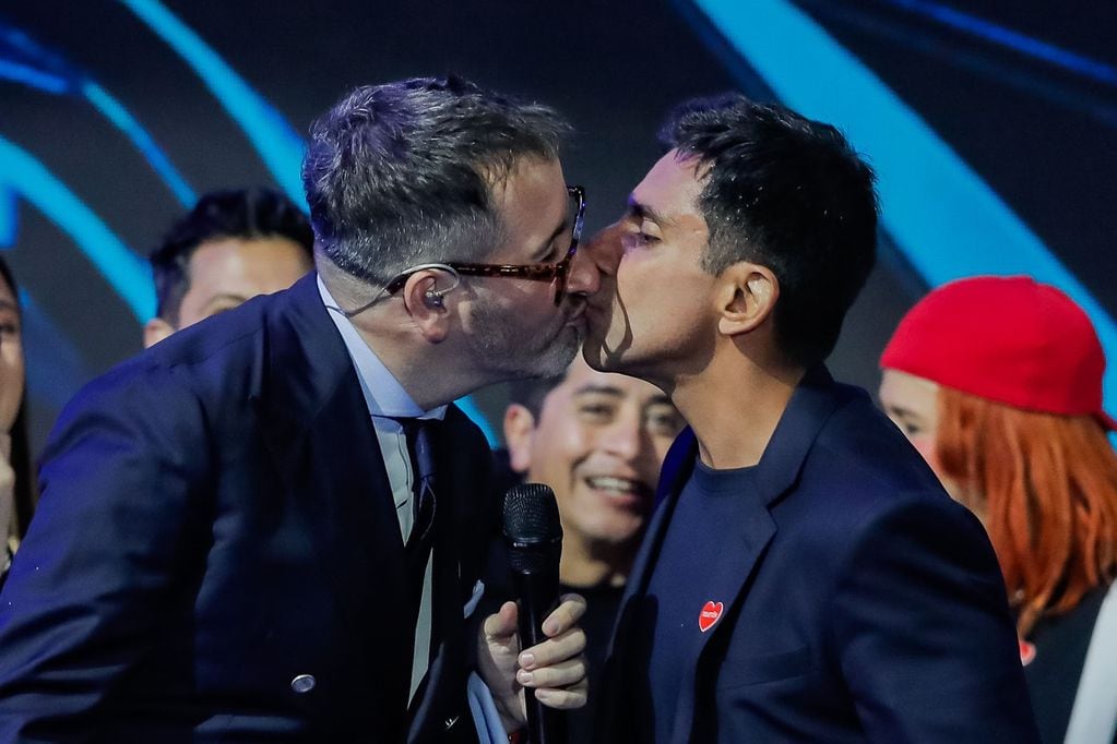 El beso de Eduardo Fuentes y JP Queraltó en la Teletón 2023.