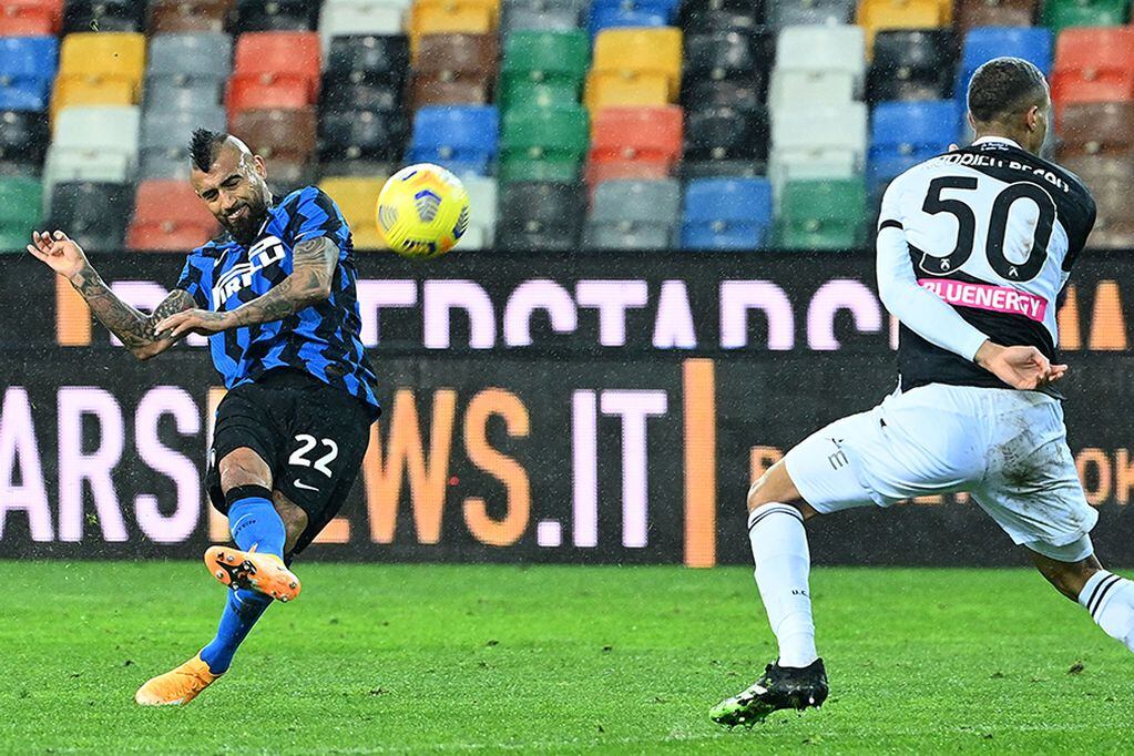Inter Milan's Chilean midfielder Arturo Vidal (L) shoots on goal past Udinese's Brazilian defender Rodrigo during the Italian Serie A football match Udinese vs Inter Milan on January 23, 2021 at the Friuli stadium in Udine. (Photo by Vincenzo PINTO / AFP)