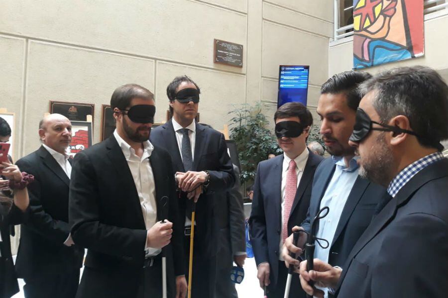 Parlamentarios realizaron recorrido vendados por el Congreso para concientizar sobre la discapacidad