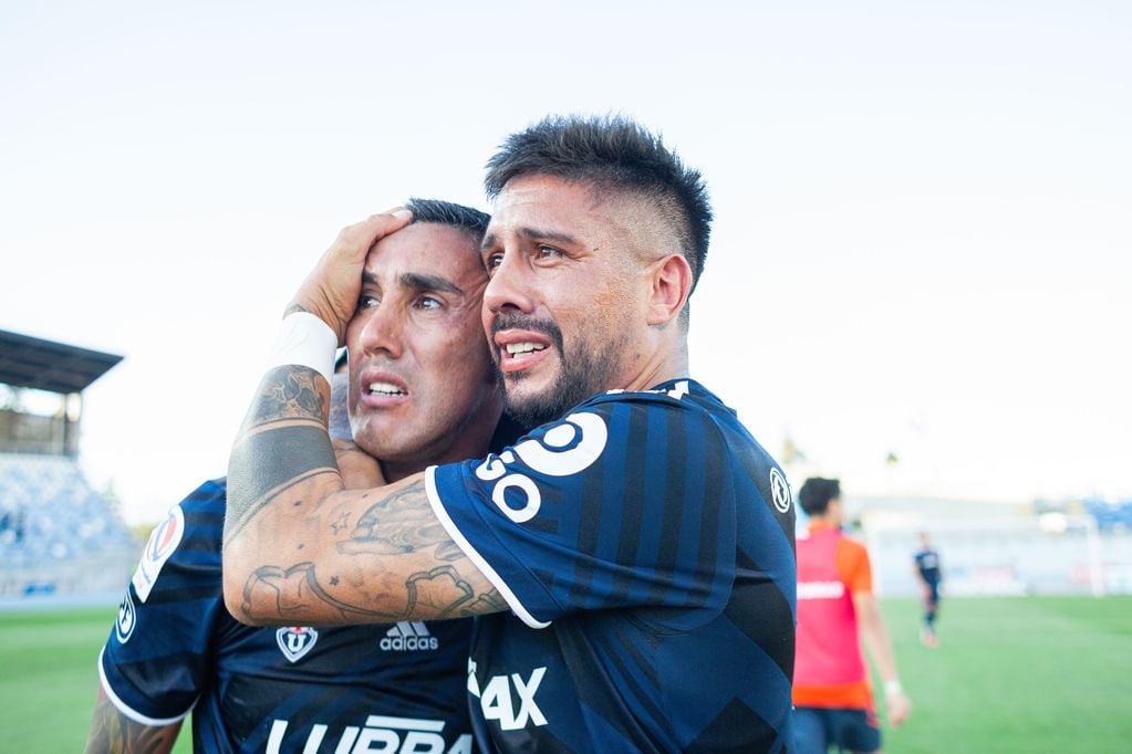 Osvaldo González y Ramón Arias celebran la permanencia de la U en Primera División (Foto: Agenciauno)