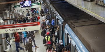 Aglomeración de gente en el Metro tras salir de cuarentena el 97 porciento de la capital