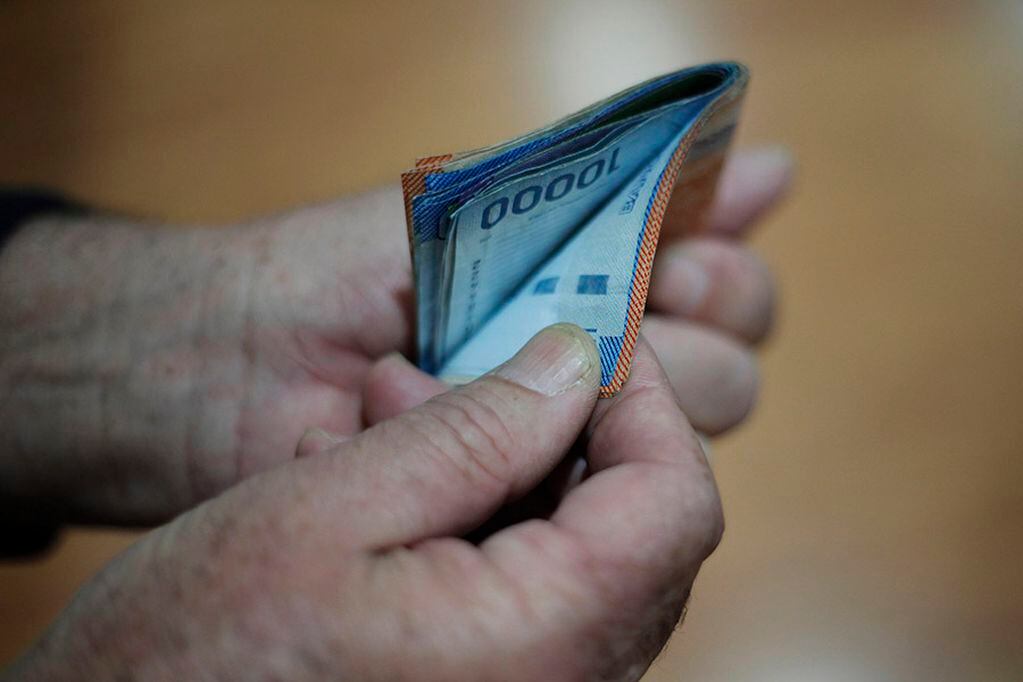 9 de julio de 2014/SANTIAGO

Detalle de billetes que suman 225 mil pesos, lo que equivale al salario mínimo que fue aprobado hoy por el senado. 

FOTO: DAVID VON BLOHN/ AGENCIAUNO