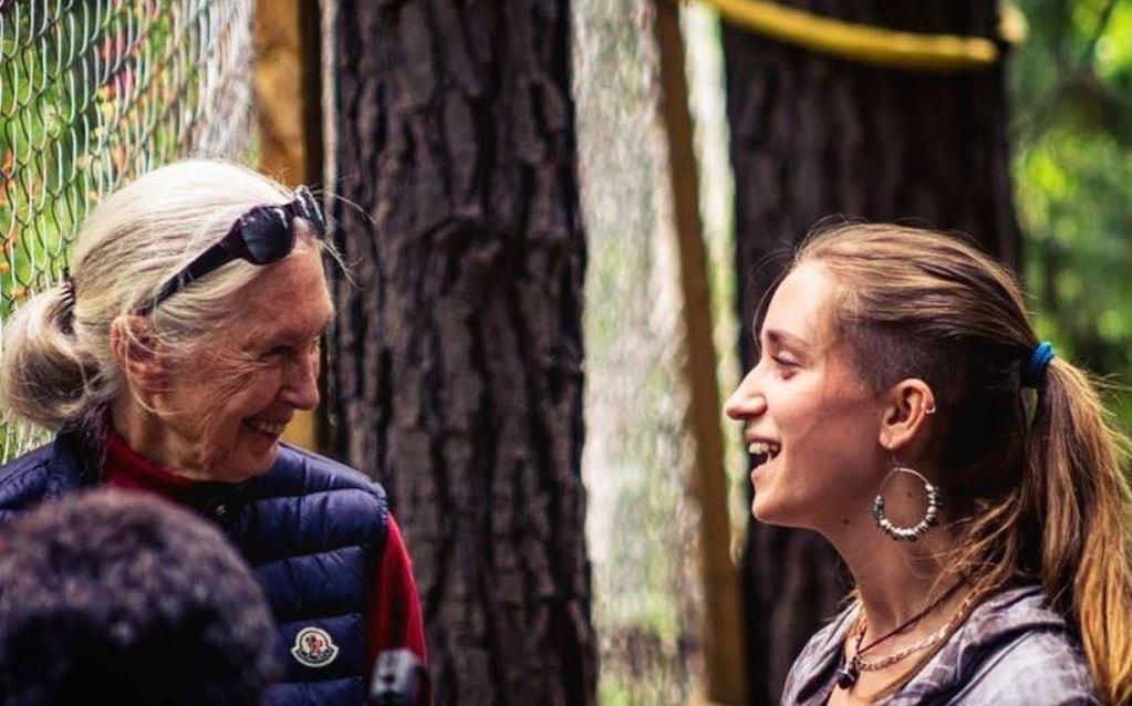 En el refugio, Kendra junto a Jane Goodall, destacada por sus múltiples descubrimientos sobre chimpancés. FOTO: Alonso Fuentes