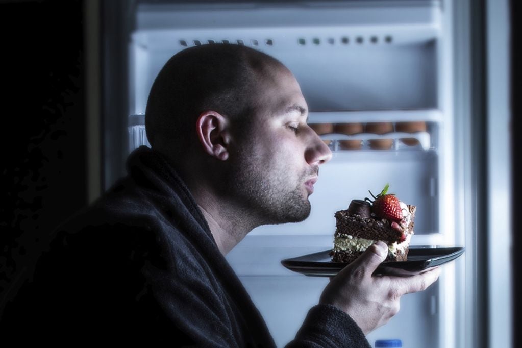 ¿Comes a altas horas de la noche? Esto debes saber sobre las consecuencias en la salud