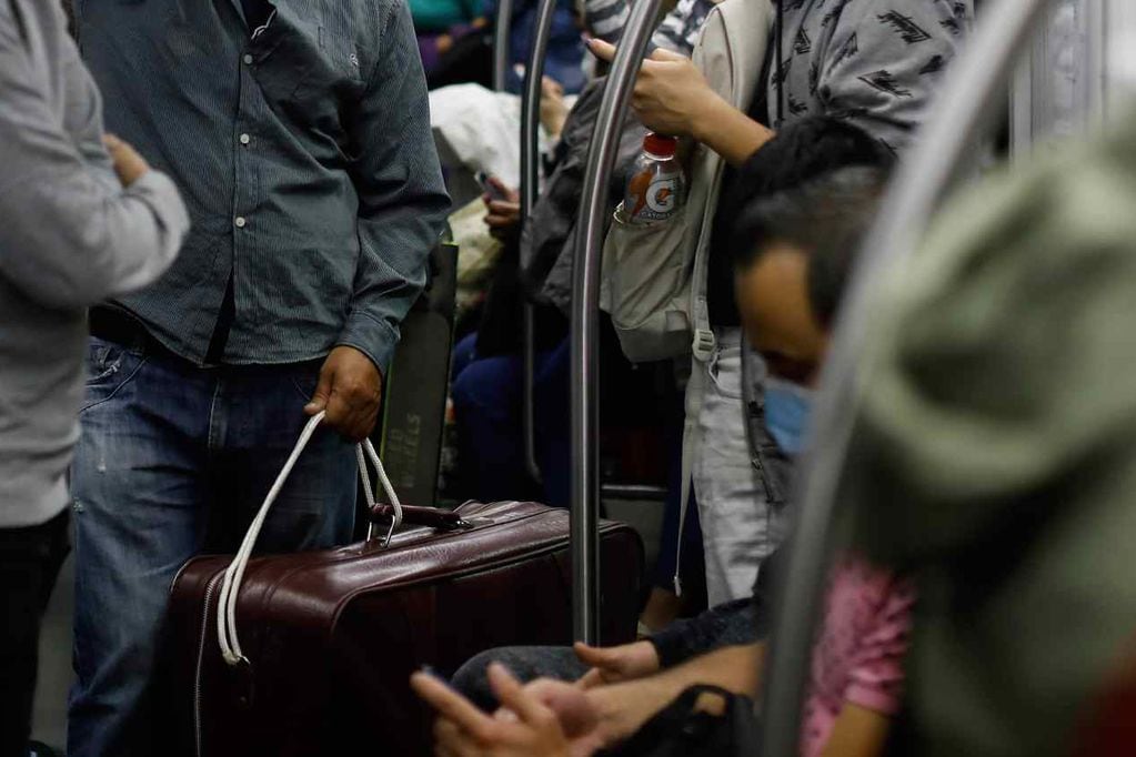 Sujeto amenazó con cuchillo a pasajeros del Metro. /Foto: Referencial.