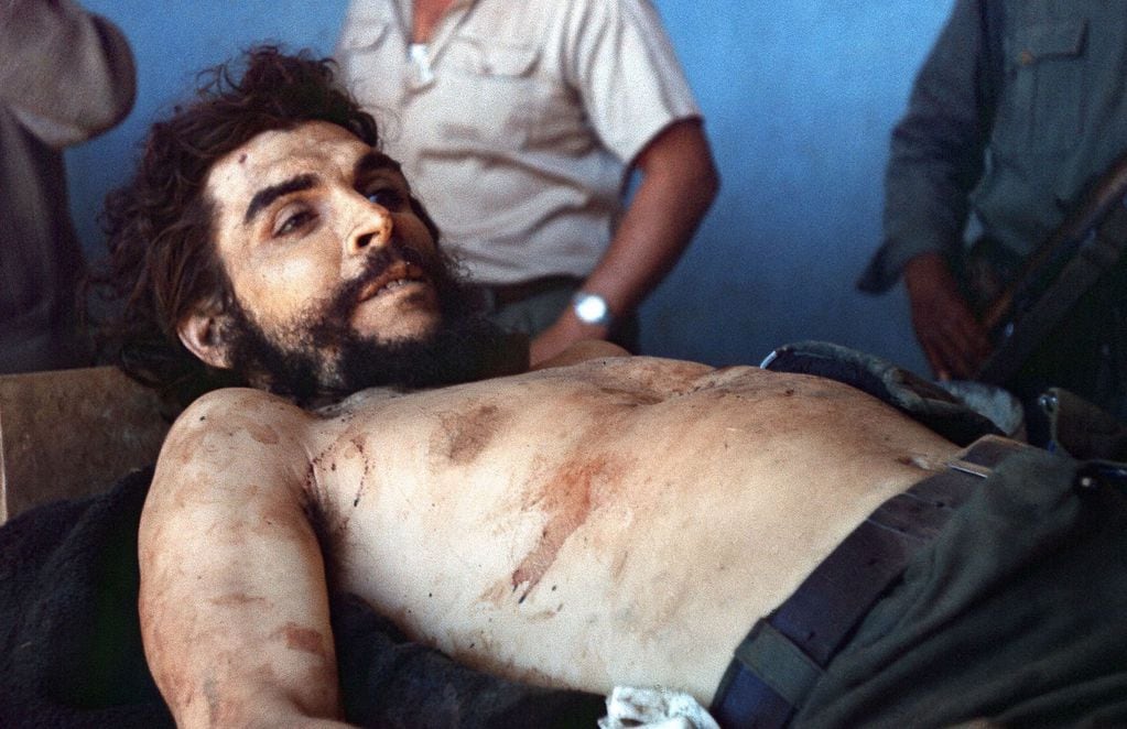 Esta foto la tomó el reportero Marc Hutten mientras el cuerpo muerto de Ernesto Guevara fue puesto en exposición.