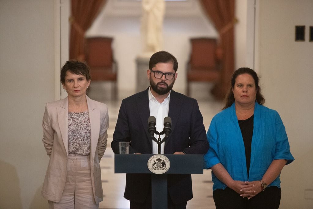 El Presidente Gabriel Boric entregó declaraciones tras el Cosena, junto a las ministras Carolina Tohá y Maya Fernández. (Foto: Agencia UNO)