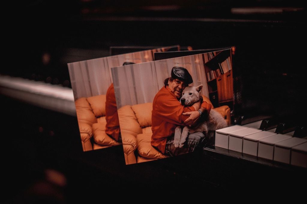 Zalo Reyes junto a su recordado perro Rocky, su fiel compañero en tiempos difíciles de salud. 