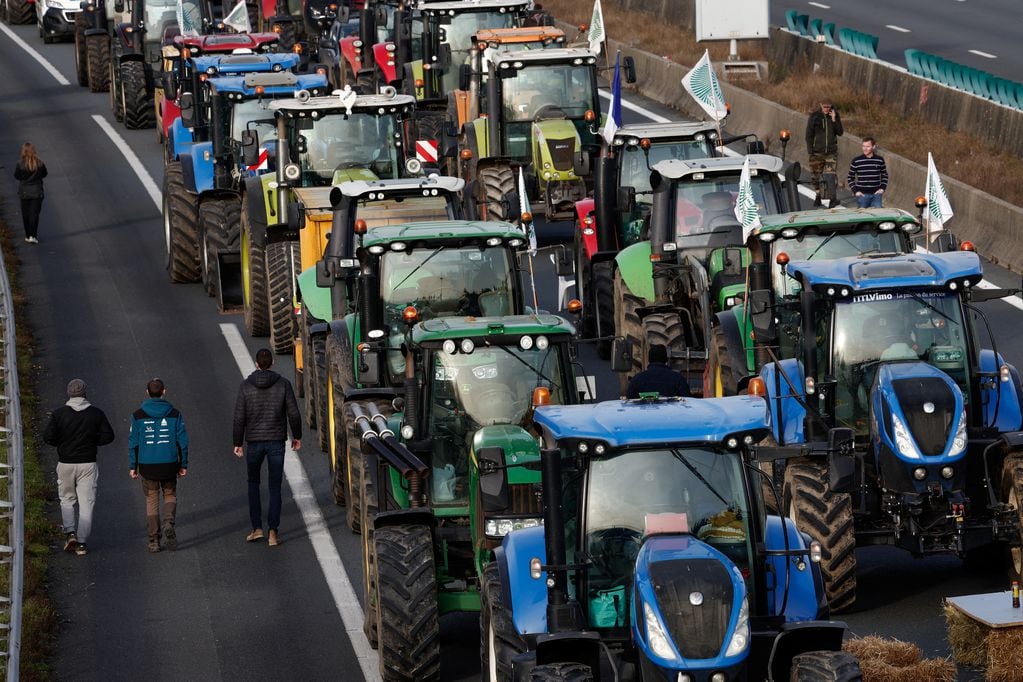 Agricultores franceses cortaron las autopistas cerca de París. Foto: Reuters./Benoit Tessier.
