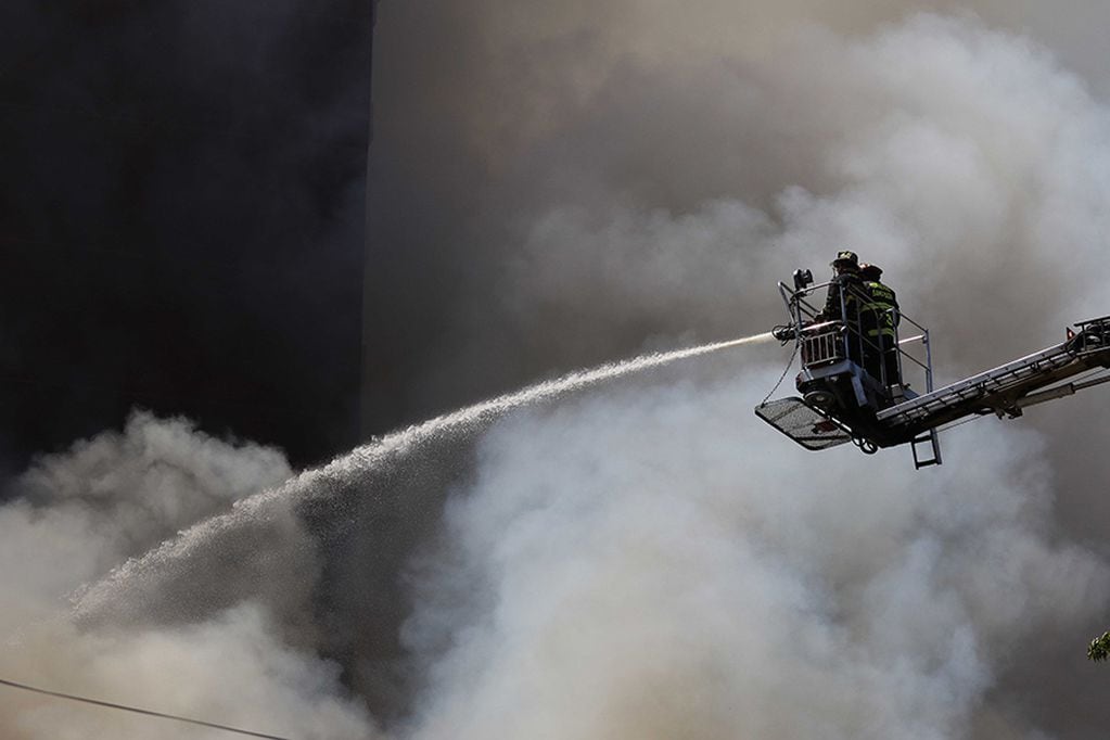 31 de diciembre de 2018/SANTIAGO
Un incendio afecta a un cite en la comuna de Santiago, bomberos trabajan en el Lugar.
FOTO: SEBASTIAN BELTRAN GAETE/AGENCIAUNO




