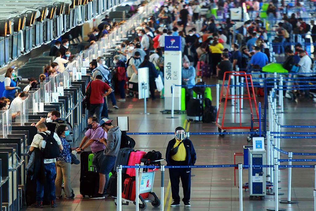 21 de Diciembre del 2020/ SANTIAGO

Viajeros en el aeropuerto de Santiago durante fase 2, en medio de la pandemia de covid-19.

Fotos: JOSÉ FRANCISCO ZUÑIGA/ AGENCIAUNO