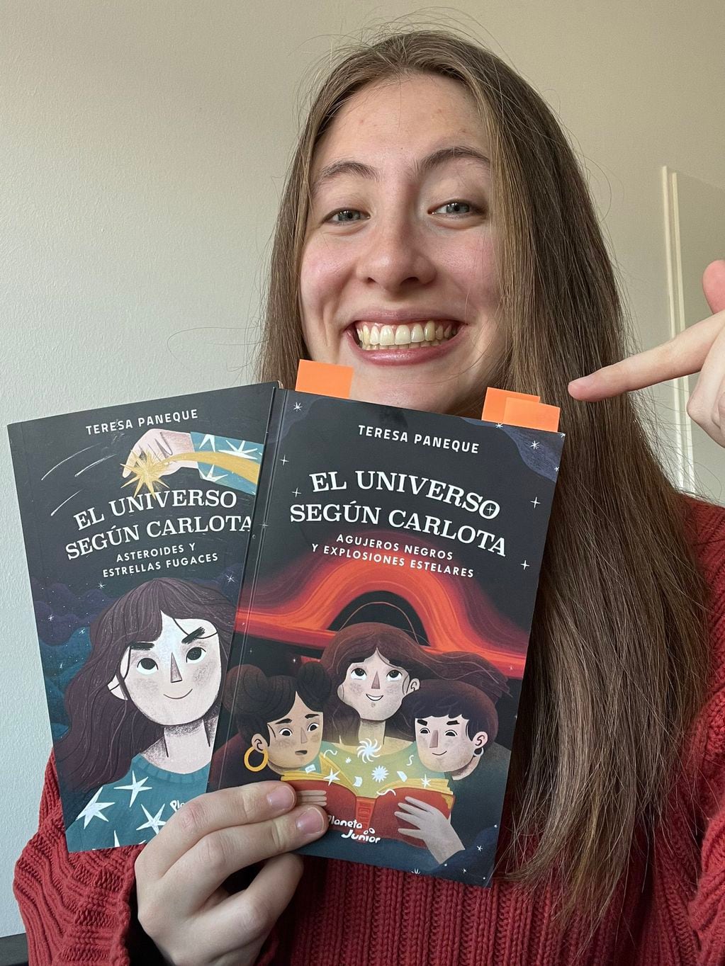 La escritora con sus libros de "El universo según Carlota". FOTO: Twitter de Teresa Paneque