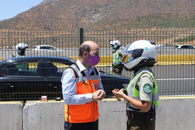 El Subsecretario  de Obras Publicas, Cristobal Leturia, realiza un punto de prensa para explicar las medidas y controles que se realizaran en navidad en las carreteras a lo largo de Chile.
