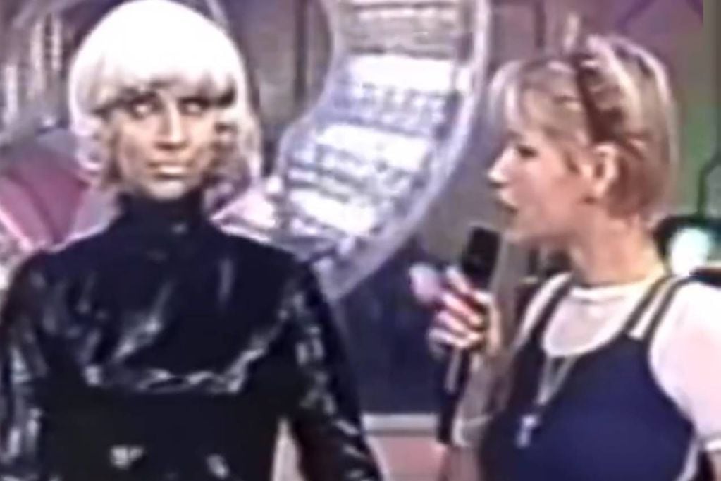Antiguo video de Xuxa y robot se viralizó en redes sociales.