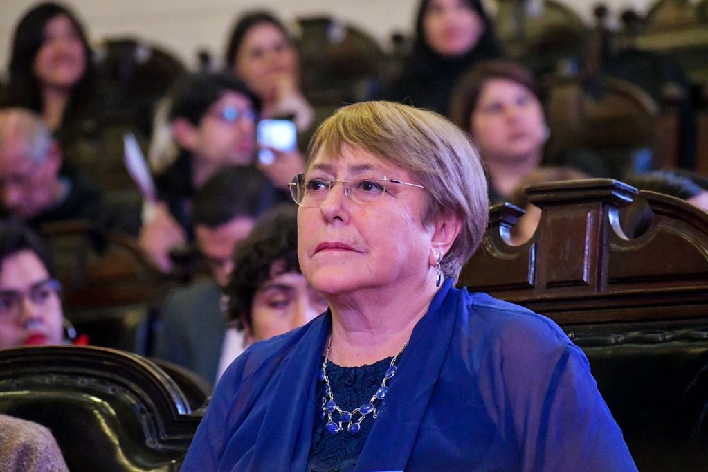 Partidos oficialistas respaldan Michelle Bachelet tras duras críticas por la franja: “No le debe explicaciones a nadie”
VICTOR HUENANTE/ AGENCIA UNO