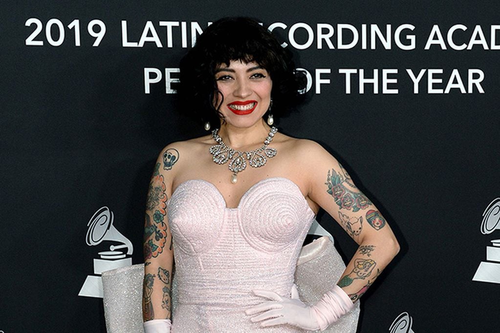 Chilean singer Mon Laferte arrives for the 2019 Latin Recording Academy Person of the Year gala, honoring Colombian musician Juanes, during the 20th Annual Latin Grammy Awards in Las Vegas, Nevada, on November 13, 2019. / AFP / Bridget BENNETT

