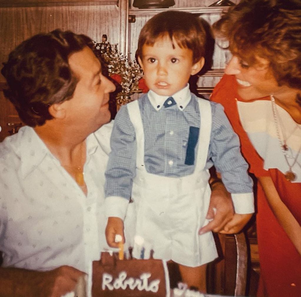Un pequeño Roberto Cox celebrando sus cuatro años junto a sus papis.