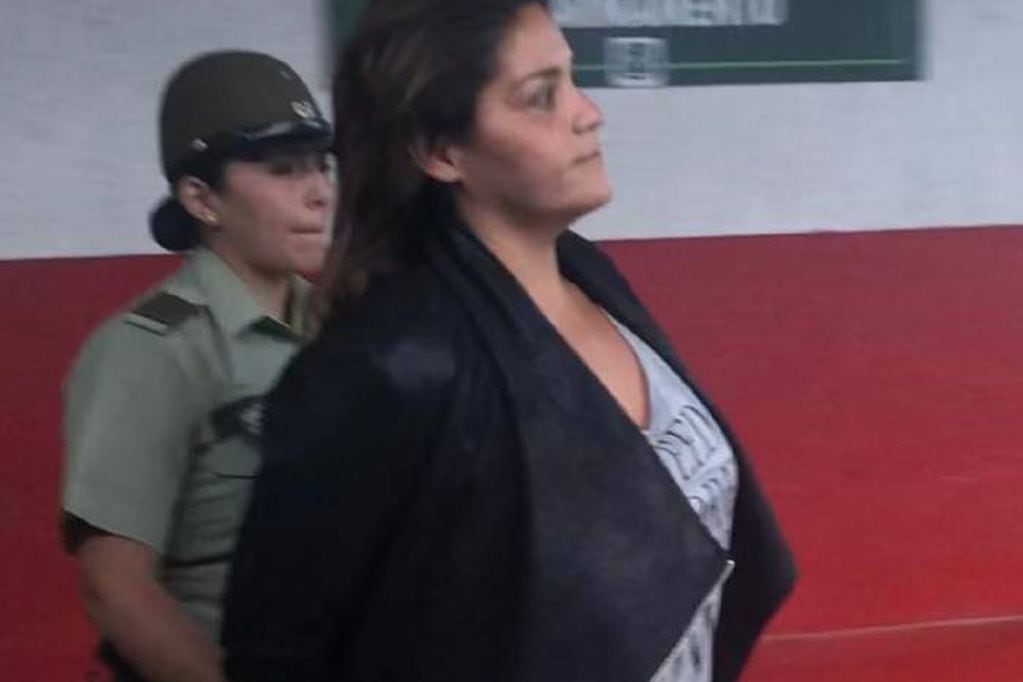 Katherine Orellana deberá enfrentar una vez más a la Justicia. En la imagen, el momento exacto en que es detenida por funcionarios de Carabineros.