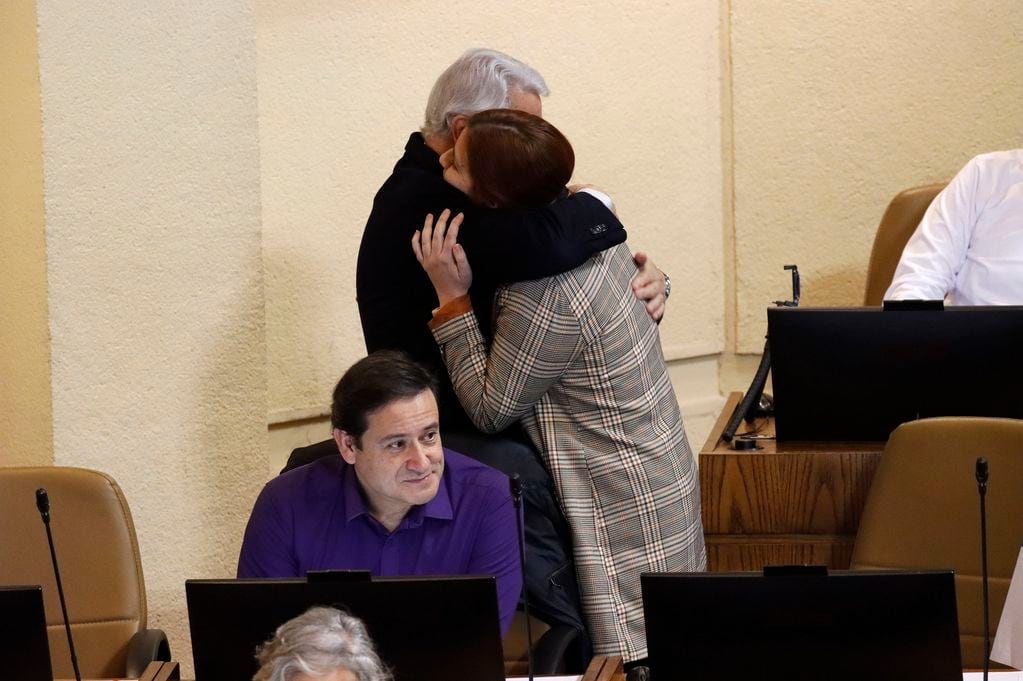 La diputada Pérez vuelve al Congreso abordada por la prensa y con algunas bienvenidas. 

FOTO: DEDVI MISSENE