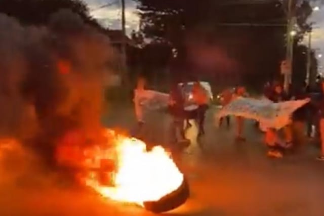 Levantaron barricadas: apoderados protestan afuera del establecimiento de Talcahuano