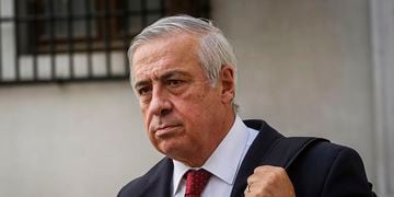 Ministro de Salud se retira del Palacio de La Moneda
