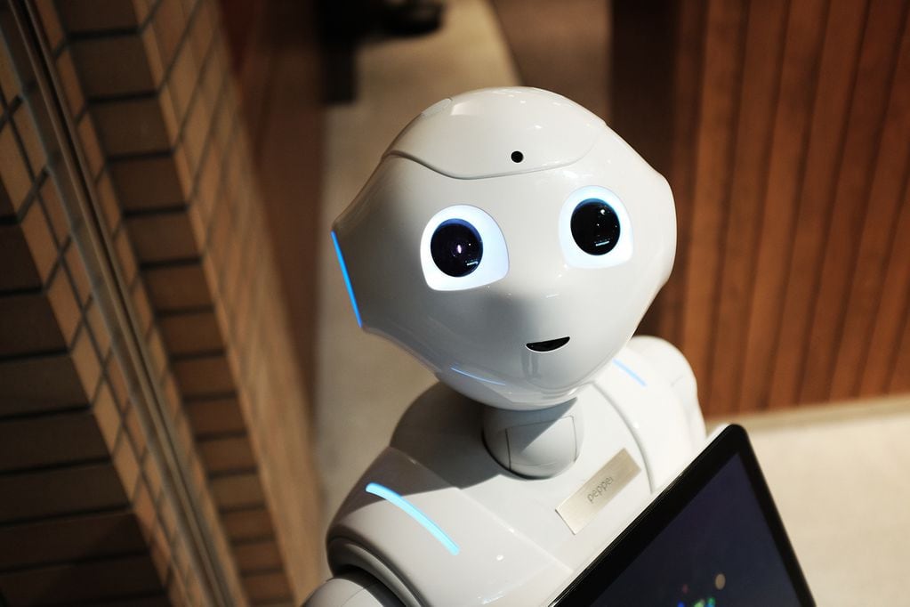 Robot mesero causa revuelo en redes sociales: se cae “a propósito” para no trabajar más