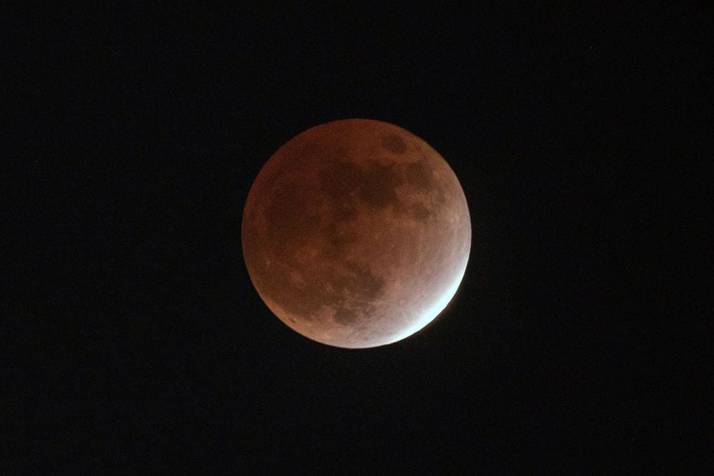 Revisa cuándo es el eclipse lunar penumbral de marzo. Foto Philip FONG / AFP.