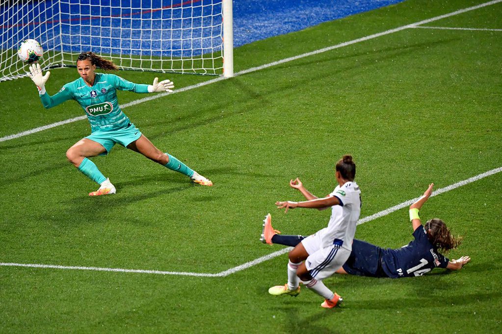Olympique Lyonnais's British forward Nikita Parris (C) shoots the ball next to Paris Saint-Germain's Chilean goalkeeper Christiane Endler (L) and Paris Saint-Germain's Spanish defender Irene Paredes during the French Cup final football match between Olympique Lyonnais (OL) and Paris Saint-Germain (PSG) at the Abbe-Deschamps stadium in Auxerre, on August 9, 2020. (Photo by Philippe DESMAZES / AFP)