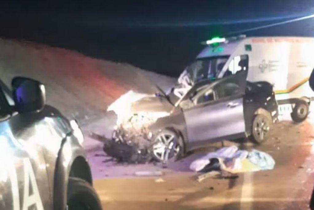 El vehículo habría perdido el control y colisionó frontalmente con un camión.