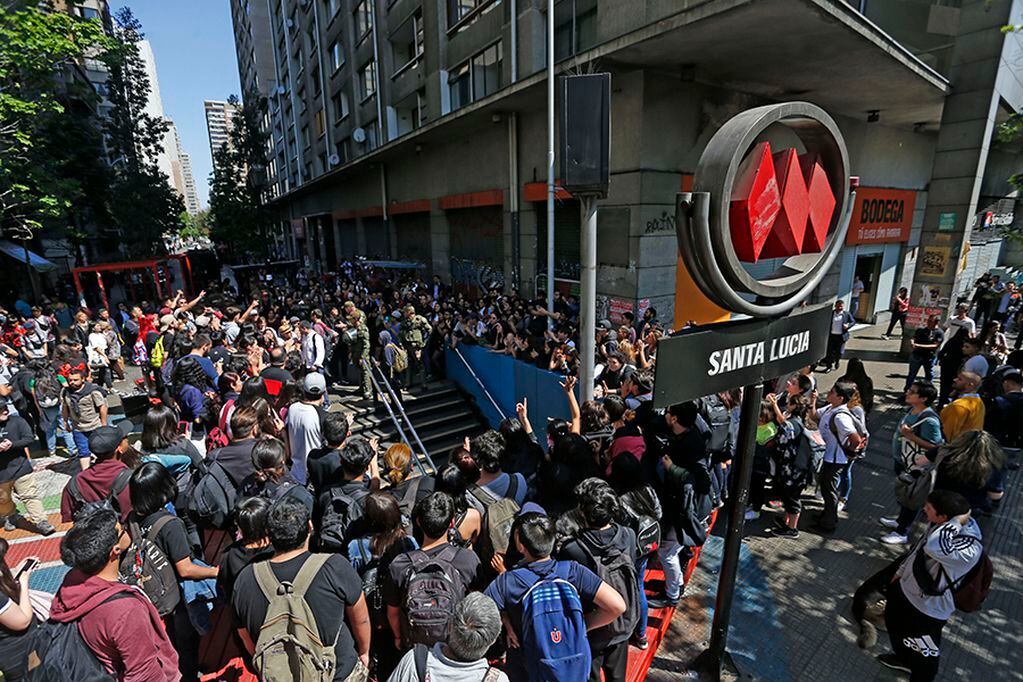 18 de Octubre del 2019/SANTIAGO 
Metro de Santiago suspende su servicio en la Linea 1 por eventual Evaci—n.

FOTO:CRISTOBAL ESCOBAR/AGENCIAUNO