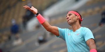 Rafa Nadal realiza un saque en Roland Garros  