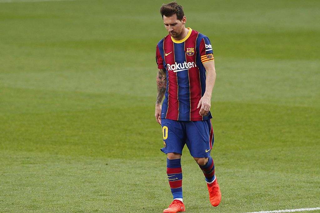 Soccer Football - La Liga Santander - FC Barcelona v Real Madrid - Camp Nou, Barcelona, Spain - October 24, 2020 Barcelona's Lionel Messi looks dejected REUTERS/Albert Gea