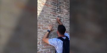 Indignación generó video de turista que rayó el muro del Coliseo Romano