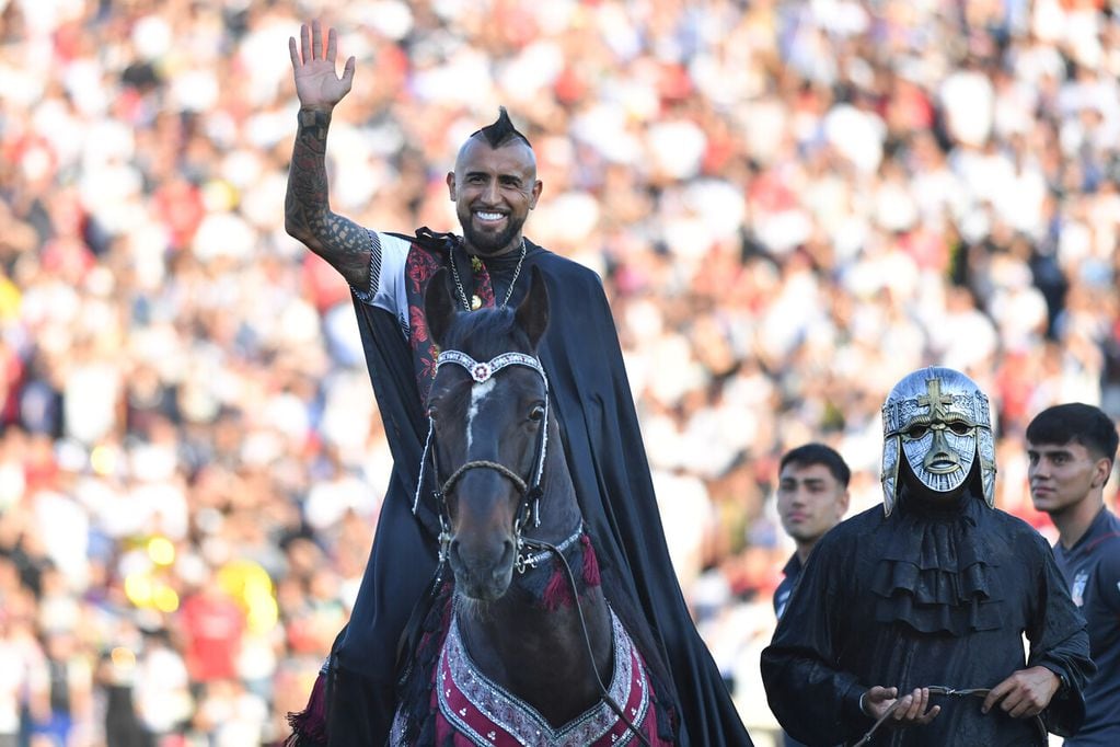 Arturo Vidal, arriba del caballo con el que recorrió el estadio. Foto: AGENCIAUNO.