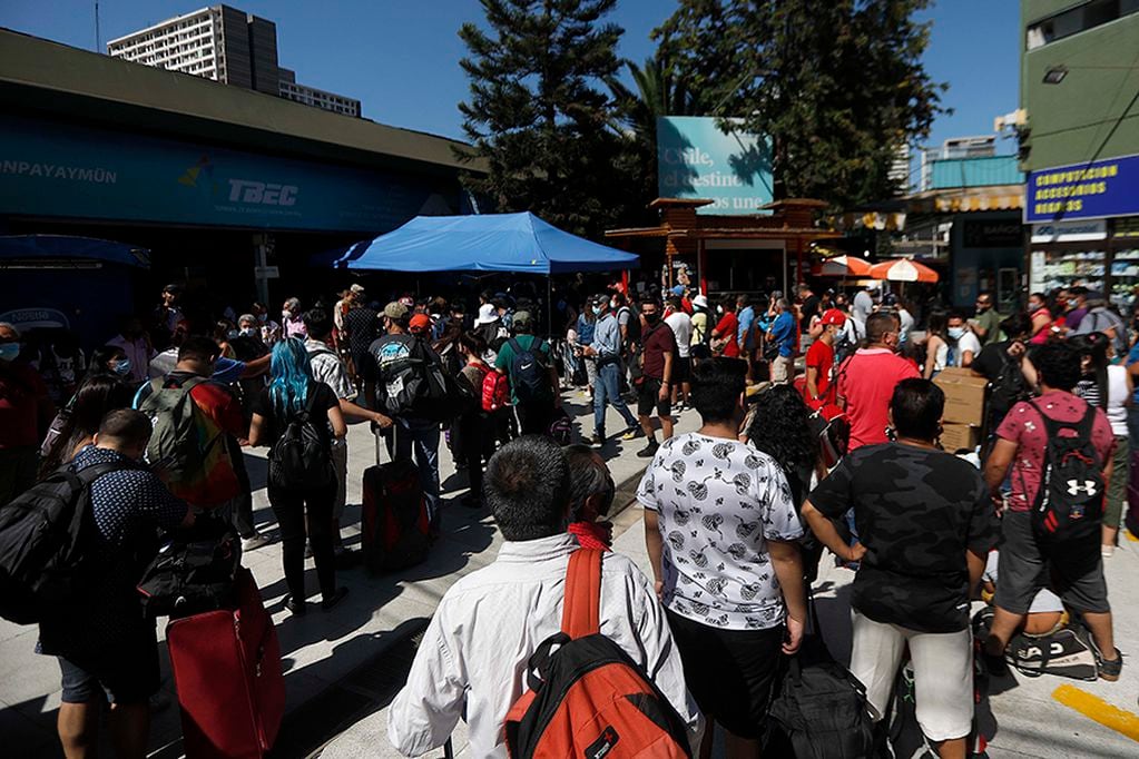 04 de Enero de 2021/SANTIAGO 
Gran cantidad de pasajeros intentan salir del terminal de buses sur de Santiago para disfrutar las vacaciones de verano.

FOTO:CRISTOBAL ESCOBAR/AGENCIAUNO