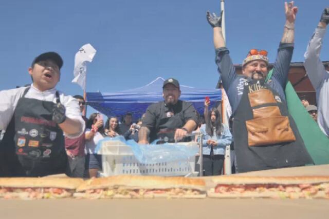 Récord Guinness para Chiloé: Quellón pasó a la historia por preparar el sándwich de choritos más largo del mundo