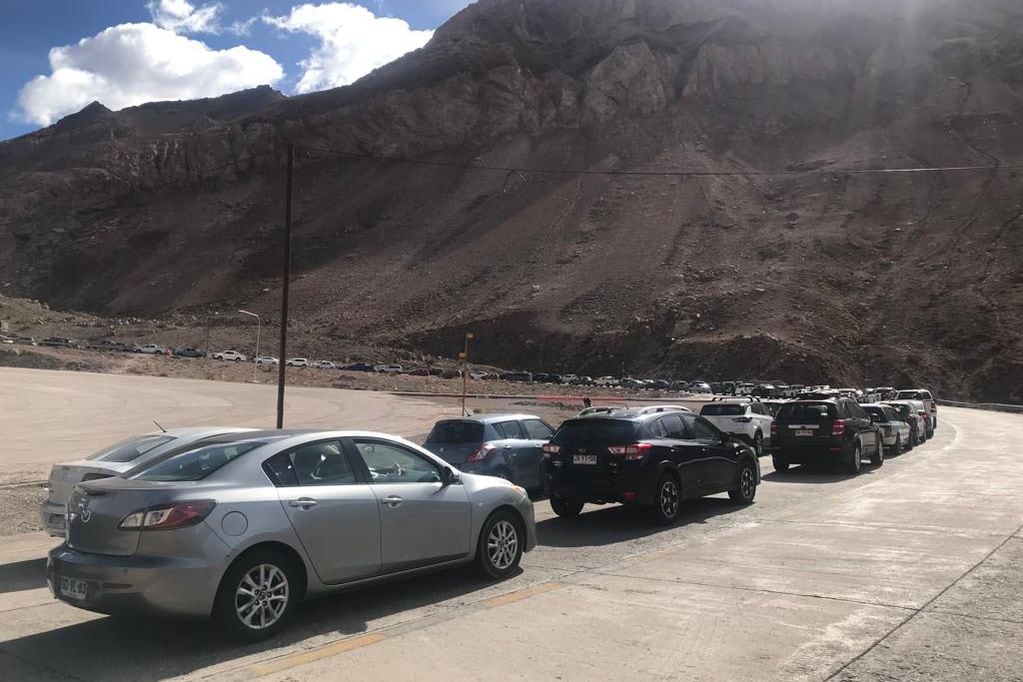 El número de vehículos chilenos que cruza hacia Argentina se ha triplicado desde marzo, en el Paso Los Libertadores (Los Andes). Foto: Santiago Morales.