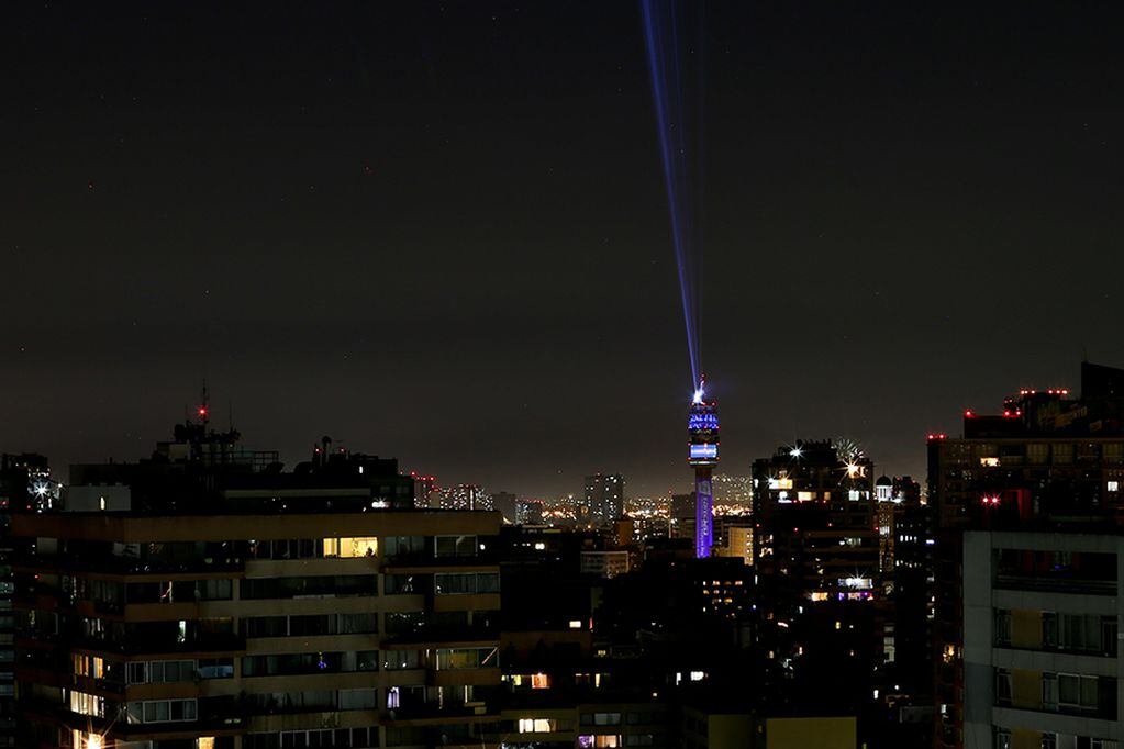 01/01/21SANTIAGOEspectáculo de luces y rayos láser de la Torre Entel que es visto desde varios puntos de la capital.FOTO:AGENCIAUNO