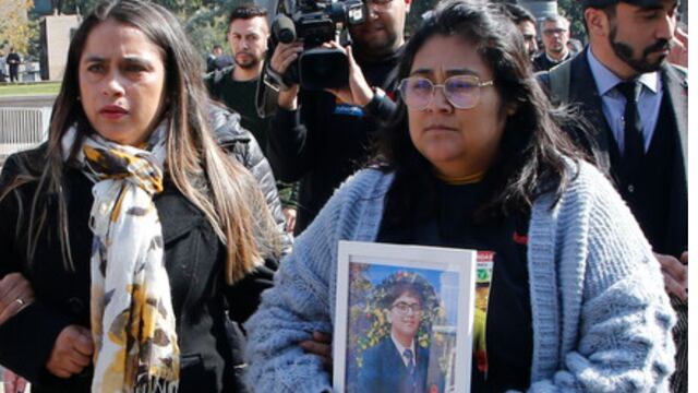 Madre de Franco Vargas llegó hasta La Moneda y exige justicia.
