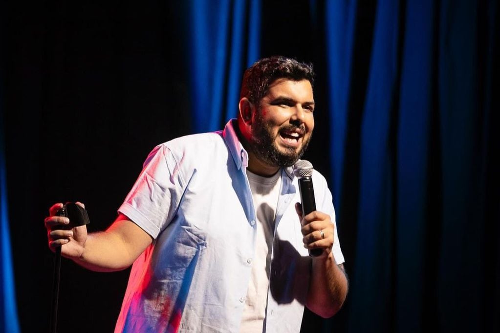 El comediante ganó un Copihue de Oro en 2023 por el podcast "El Sentido Del Humor" (Créditos: @luispipeeeee para @coronelvalverde en Instagram)