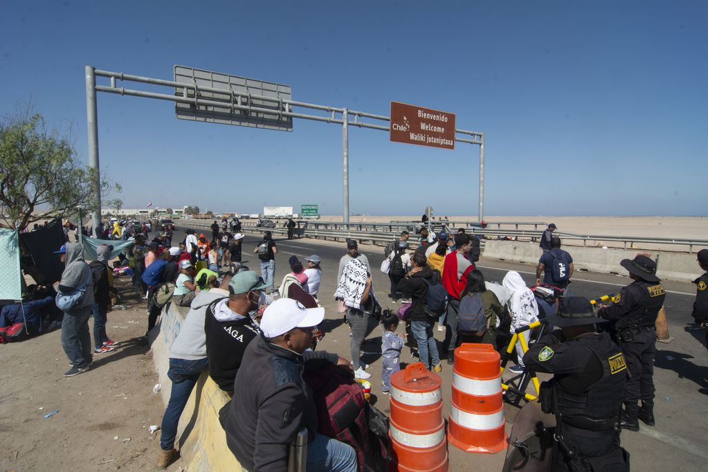 Migrantes en situación irregular de diferentes nacionalidades permanecen varados en la frontera entre Perú y Chile. Foto: Salvador Pedrini / Agencia Uno.
