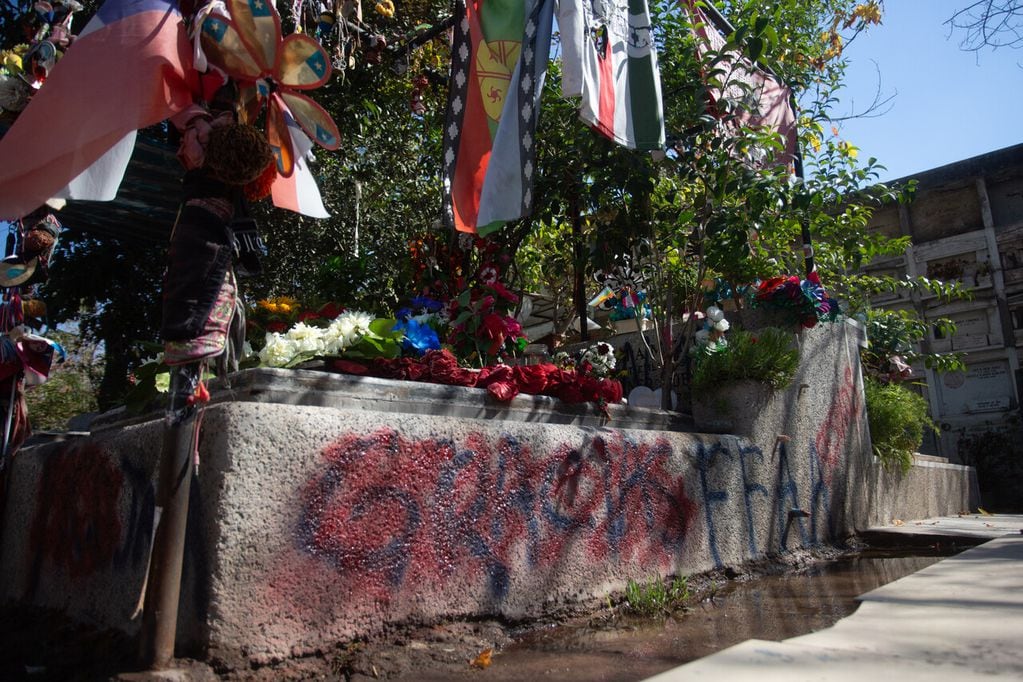 Así apareció la tumba de Víctor Jara y Joan Turner. (Foto: Agencia UNO)