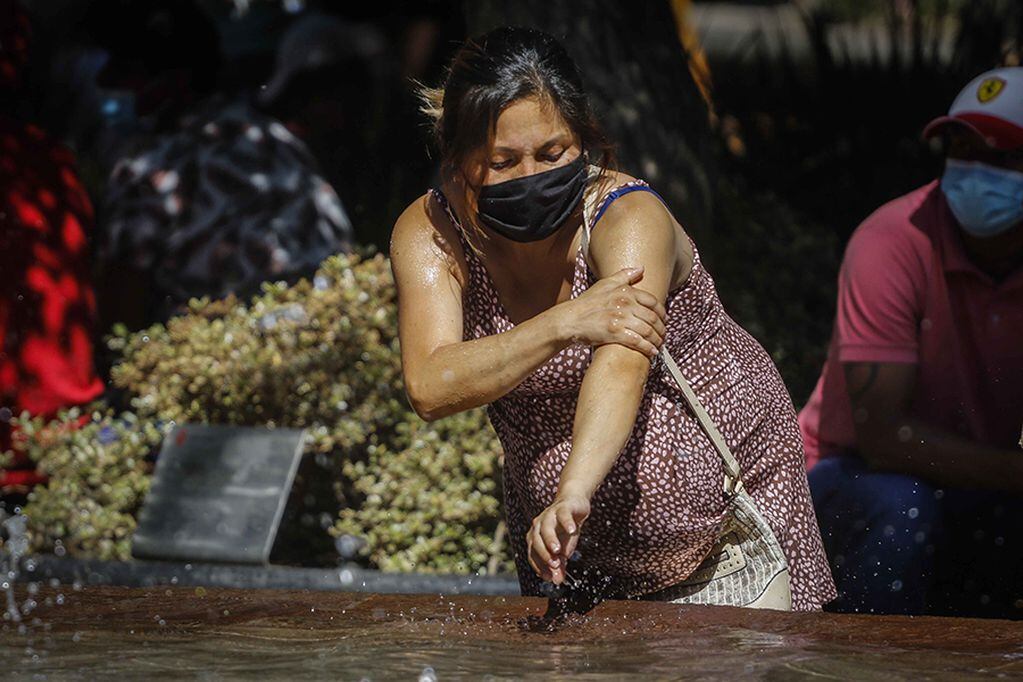 7 de noviembre del 2020/SANTIAGO
Una mujer se refresca los brasos en una fuente de agua de la Plaza de Armas de el centro de Santiago, en un dia que se pronostican 31 grados.
FOTO: SEBASTIAN BELTRAN GAETE/AGENCIAUNO